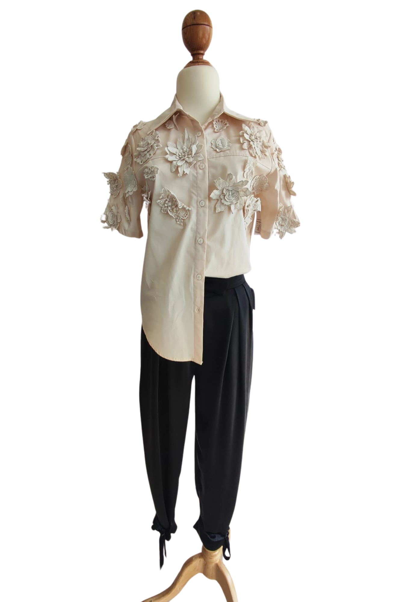 D183 Camisa con flores beige